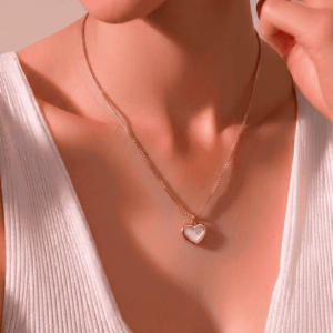 Collar con dije de corazon blanco